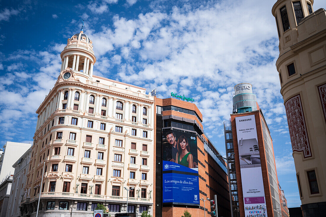 Straßen und Gebäude der Gran Via, Madrid, Spanien