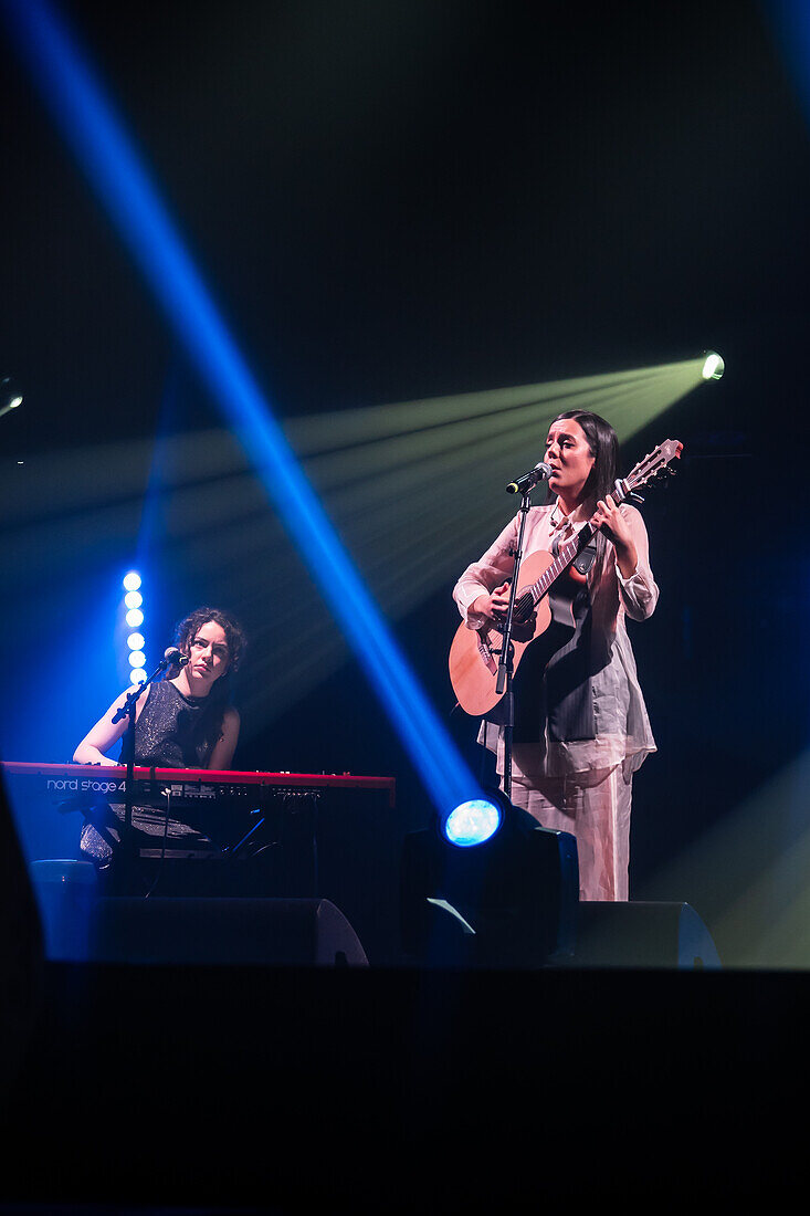 Valeria Castro, Gewinnerin der Preise für den besten Nachwuchskünstler und das beste Roots-Musik-Album, tritt live bei den MIN Independent Music Awards 2024 in Zaragoza, Spanien, auf.