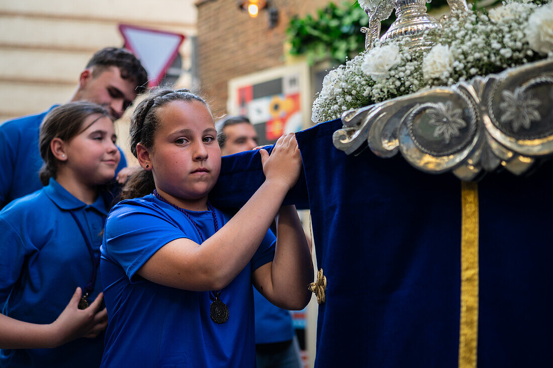 Zehnte Abfahrt des Cruz de Mayo, der Maikreuzprozession der Bruderschaft Jesus el Pobre, Madrid, Spanien.