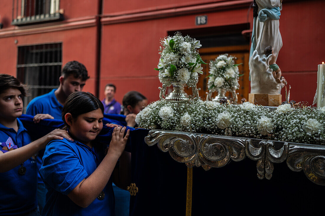 Zehnte Abfahrt des Cruz de Mayo, der Maikreuzprozession der Bruderschaft Jesus el Pobre, Madrid, Spanien.