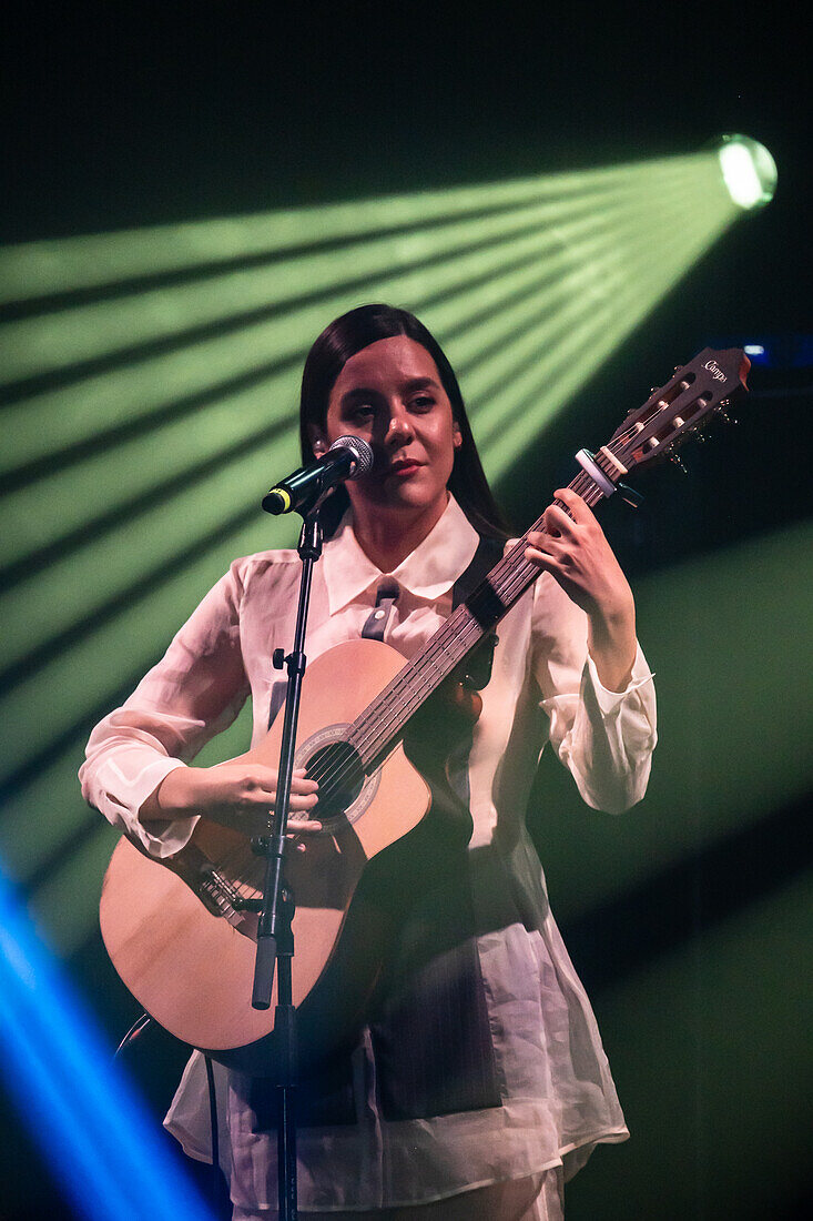 Valeria Castro, Gewinnerin der Preise für den besten Nachwuchskünstler und das beste Roots-Musik-Album, tritt live bei den MIN Independent Music Awards 2024 in Zaragoza, Spanien, auf.