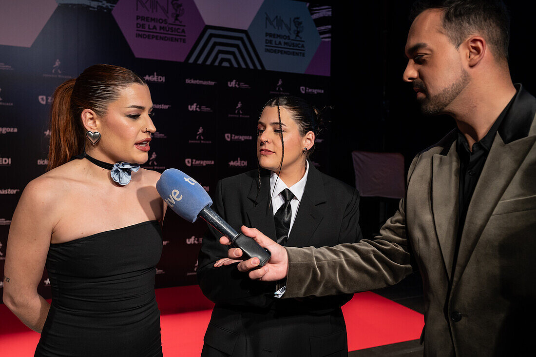 Tanxugueiras ist ein galicisches Folk-Trio, das 2016 von Aida Tarrío und den Zwillingsschwestern Olaia und Sabela Maneiro gegründet wurde, auf dem roten Teppich der MIN Independent Music Awards 2024, Zaragoza, Spanien