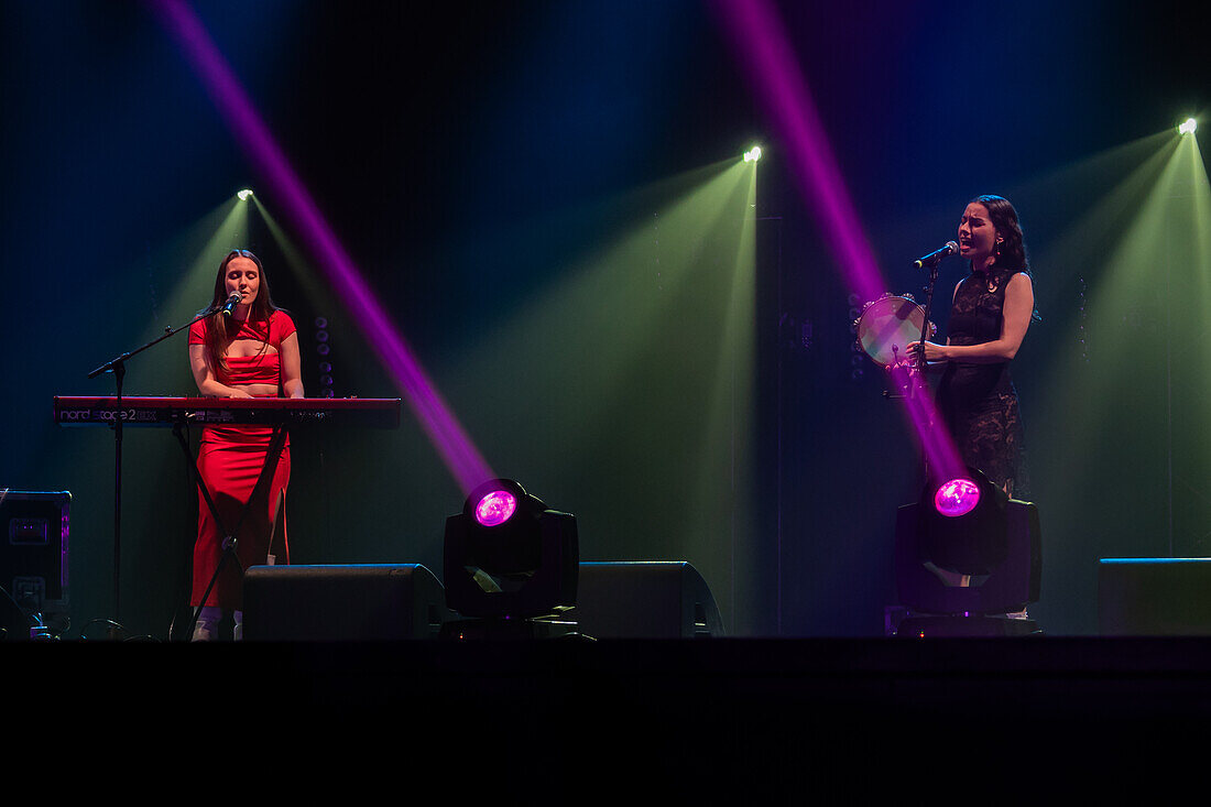 Fillas de Cassandra, ein galizisches Musikduo, das 2022 von María SOA und Sara Faro gegründet wurde, tritt live bei den MIN Independent Music Awards 2024 in Zaragoza, Spanien, auf