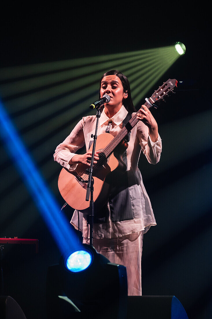 Valeria Castro, Gewinnerin der Preise für den besten Nachwuchskünstler und das beste Roots-Musik-Album, tritt live bei den MIN Independent Music Awards 2024 in Zaragoza, Spanien, auf.