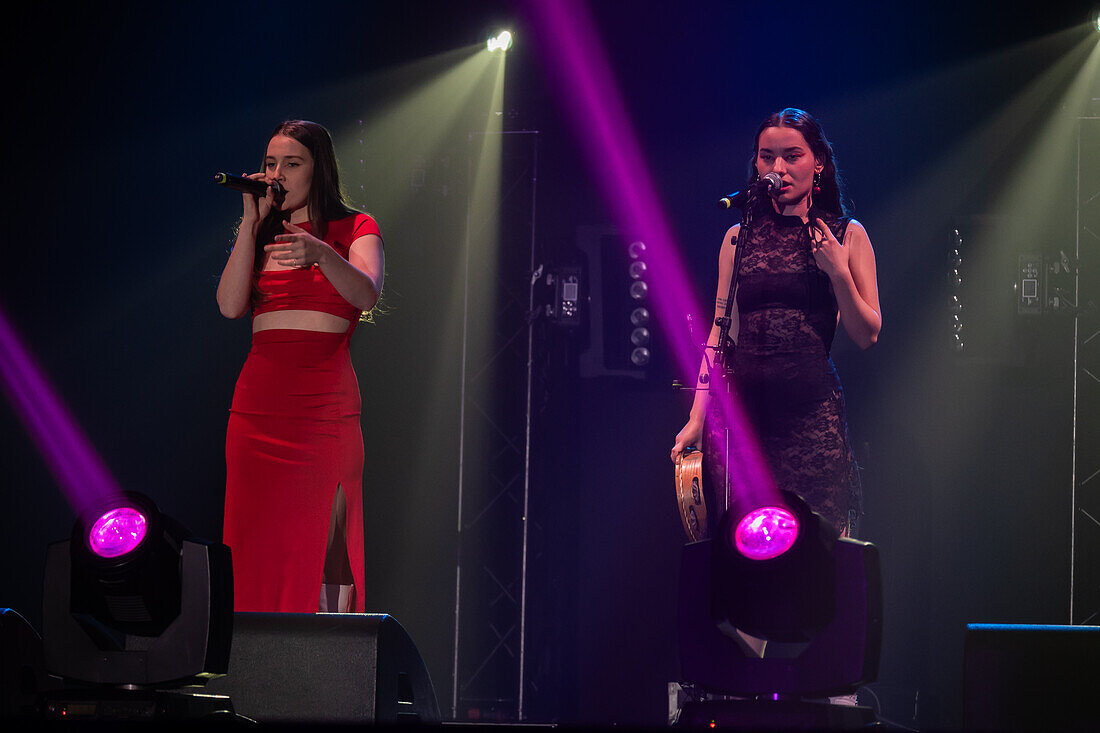 Fillas de Cassandra, ein galizisches Musikduo, das 2022 von María SOA und Sara Faro gegründet wurde, tritt live bei den MIN Independent Music Awards 2024 in Zaragoza, Spanien, auf