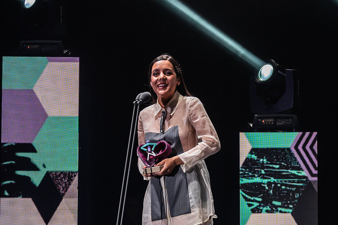 Valeria Castro, Gewinnerin der Preise für den besten Nachwuchskünstler und das beste Roots-Musik-Album bei den MIN Independent Music Awards 2024, Saragossa, Spanien