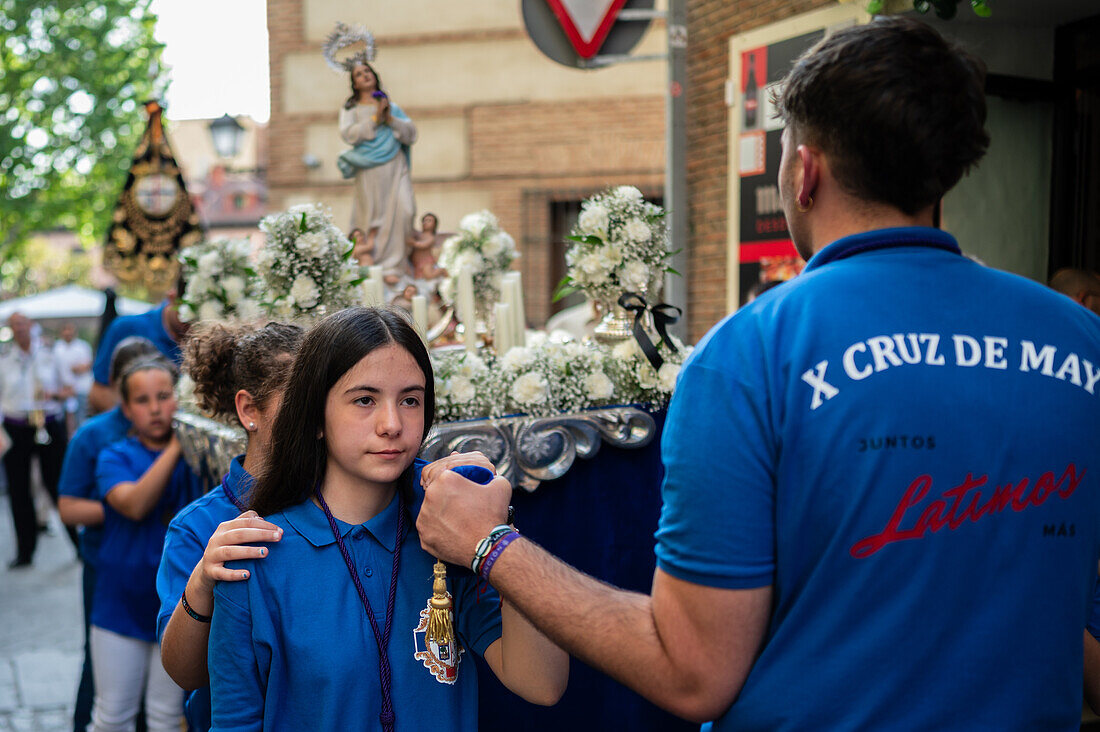 Zehnte Abfahrt des Cruz de Mayo, der Maikreuzprozession der Bruderschaft Jesus el Pobre, Madrid, Spanien.