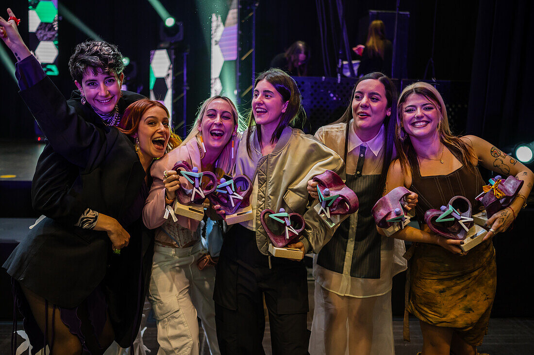 Preisträger feiern bei den MIN Independent Music Awards 2024, Zaragoza, Spanien
