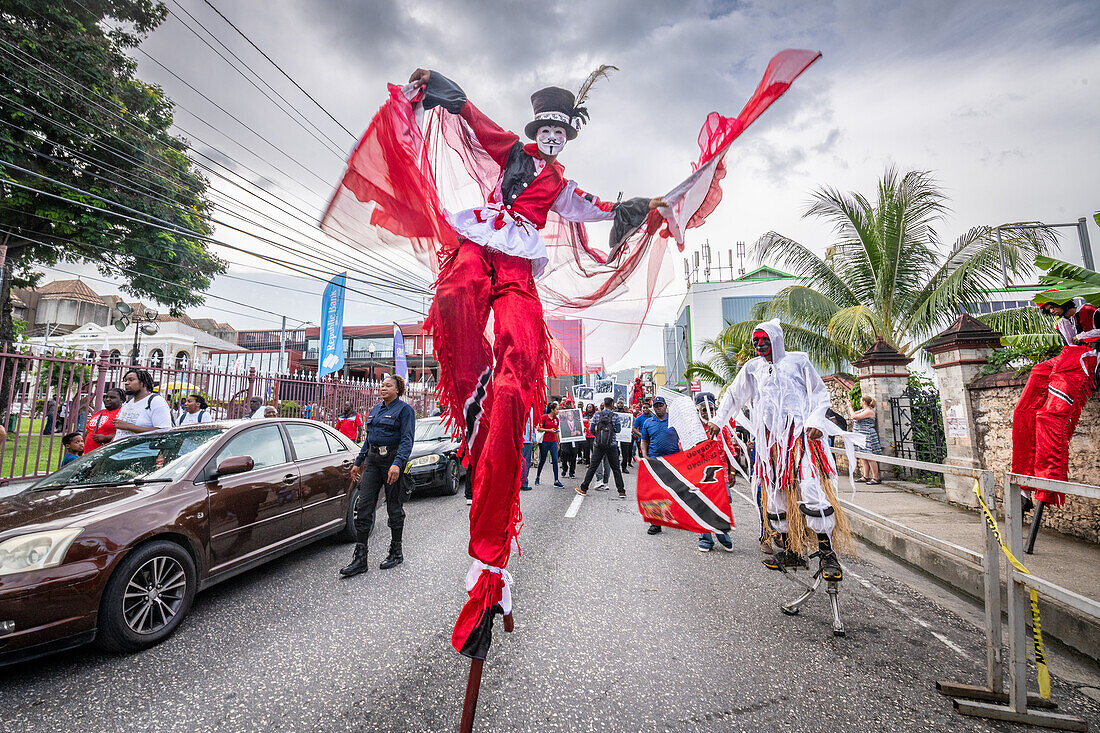 Feier zum Welt-Steel-Pan-Tag Moko-Jumbie-Parade