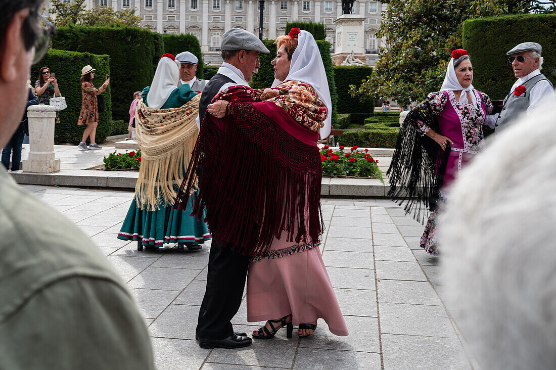 Ältere Tänzerinnen und Tänzer tanzen die traditionellen Chotis während der San-Isidro-Feierlichkeiten in Madrid, Spanien