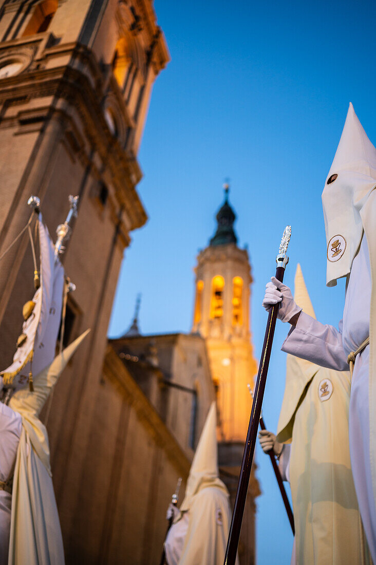 Prozession zur Verkündigung der Karwoche, die den Beginn der neun Tage der Passion auf der Plaza del Pilar in Zaragoza, Spanien, symbolisiert