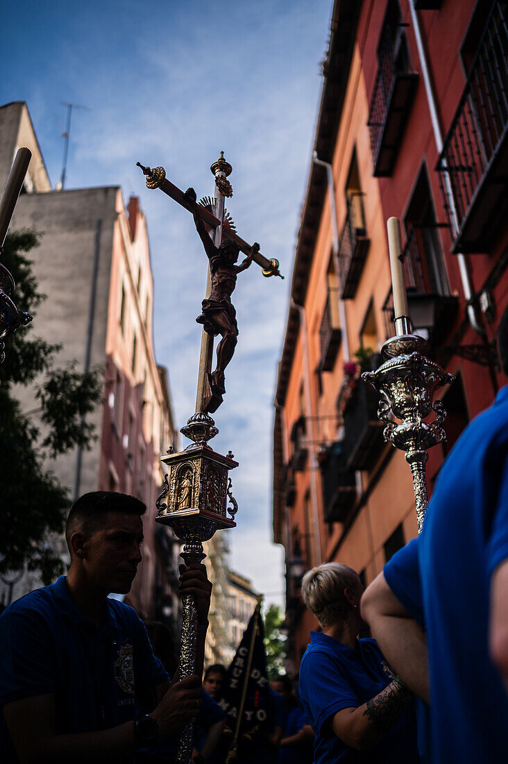 Zehnte Abfahrt des Cruz de Mayo, der Maikreuzprozession der Bruderschaft Jesus el Pobre, Madrid, Spanien.