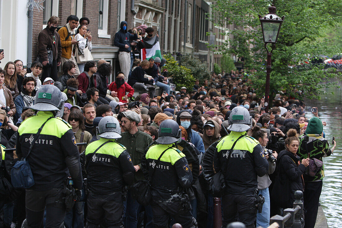 Niederländische Anti-Riot-Polizei durchbricht Barrikaden, die von pro-palästinensischen Studenten errichtet wurden, die gegen den anhaltenden Konflikt zwischen Israel und den Palästinensern an der Universität von Amsterdam protestieren, am 8. Mai 2023 in Amsterdam, Niederlande.