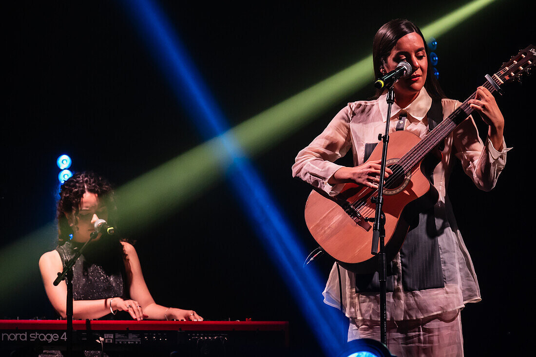 Valeria Castro, Gewinnerin der Preise für den besten Nachwuchskünstler und das beste Roots-Musik-Album, tritt live bei den MIN Independent Music Awards 2024 in Zaragoza, Spanien, auf.