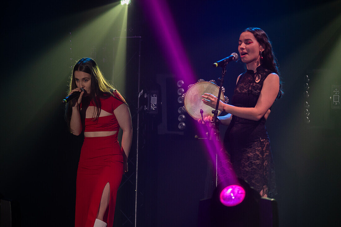 Fillas de Cassandra, ein galizisches Musikduo, das 2022 von María SOA und Sara Faro gegründet wurde, tritt live bei den MIN Independent Music Awards 2024 in Zaragoza, Spanien, auf