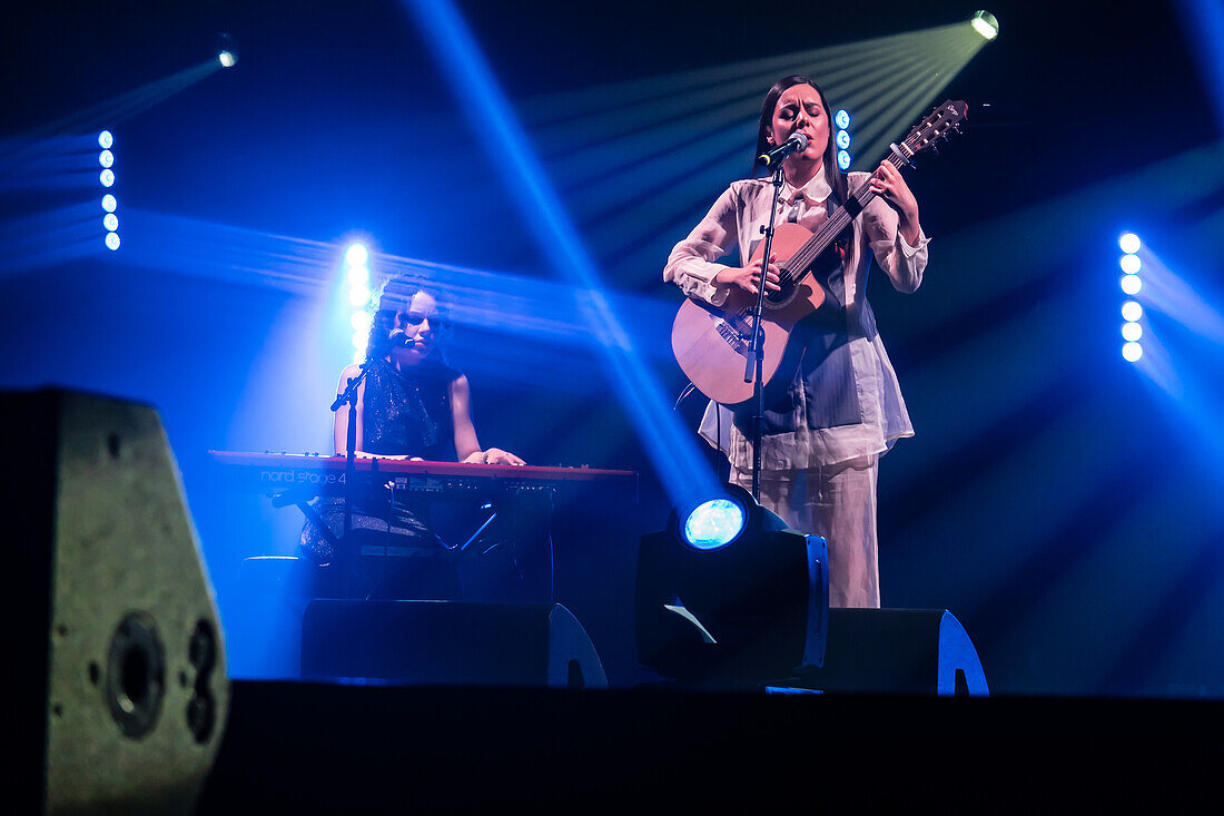 Valeria Castro, Gewinnerin der Preise für den besten Nachwuchskünstler und das beste Roots-Musik-Album, tritt live bei den MIN Independent Music Awards 2024 in Zaragoza, Spanien, auf.