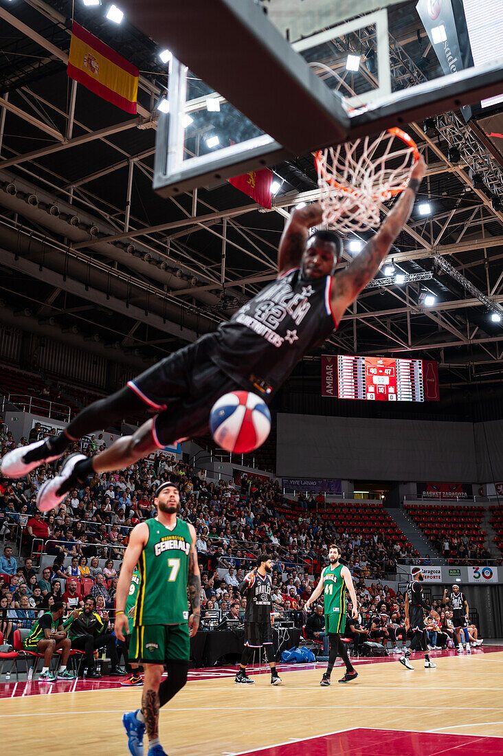 Die Harlem Globetrotters treten im Prinz-Felipe-Pavillon in Zaragoza, Spanien, auf