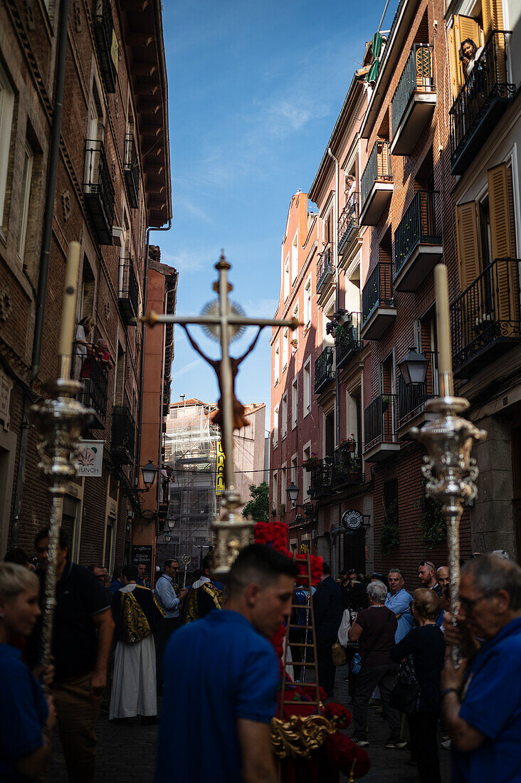 Zehnte Abfahrt des Cruz de Mayo, der Maikreuzprozession der Bruderschaft Jesus el Pobre, Madrid, Spanien.