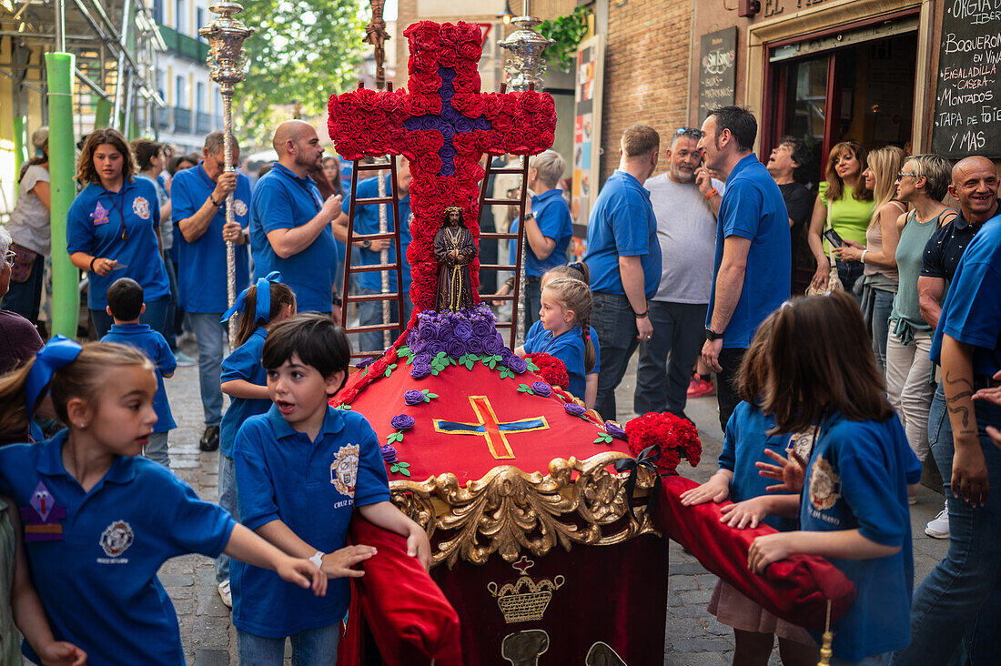 Zehnte Abfahrt des Cruz de Mayo, der Maikreuzprozession der Bruderschaft Jesus el Pobre, Madrid, Spanien.