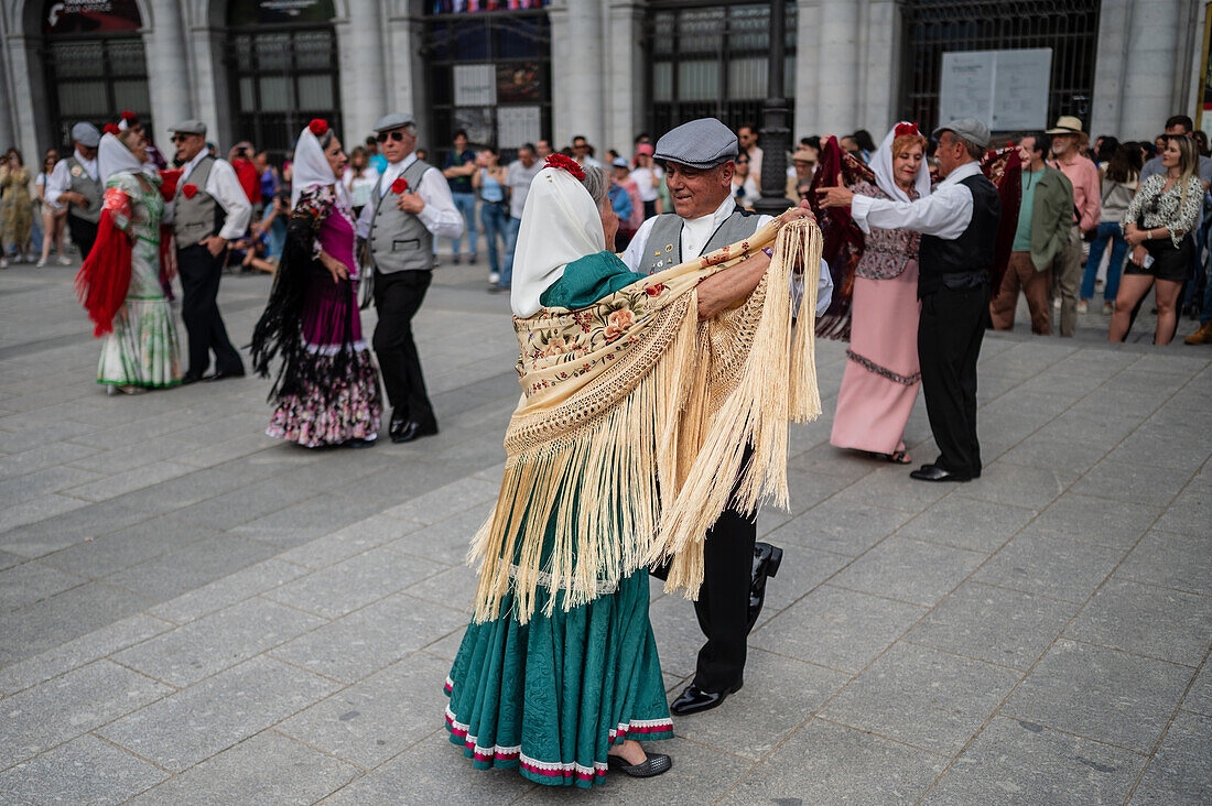 Ältere Tänzerinnen und Tänzer tanzen die traditionellen Chotis während der San-Isidro-Feierlichkeiten in Madrid, Spanien