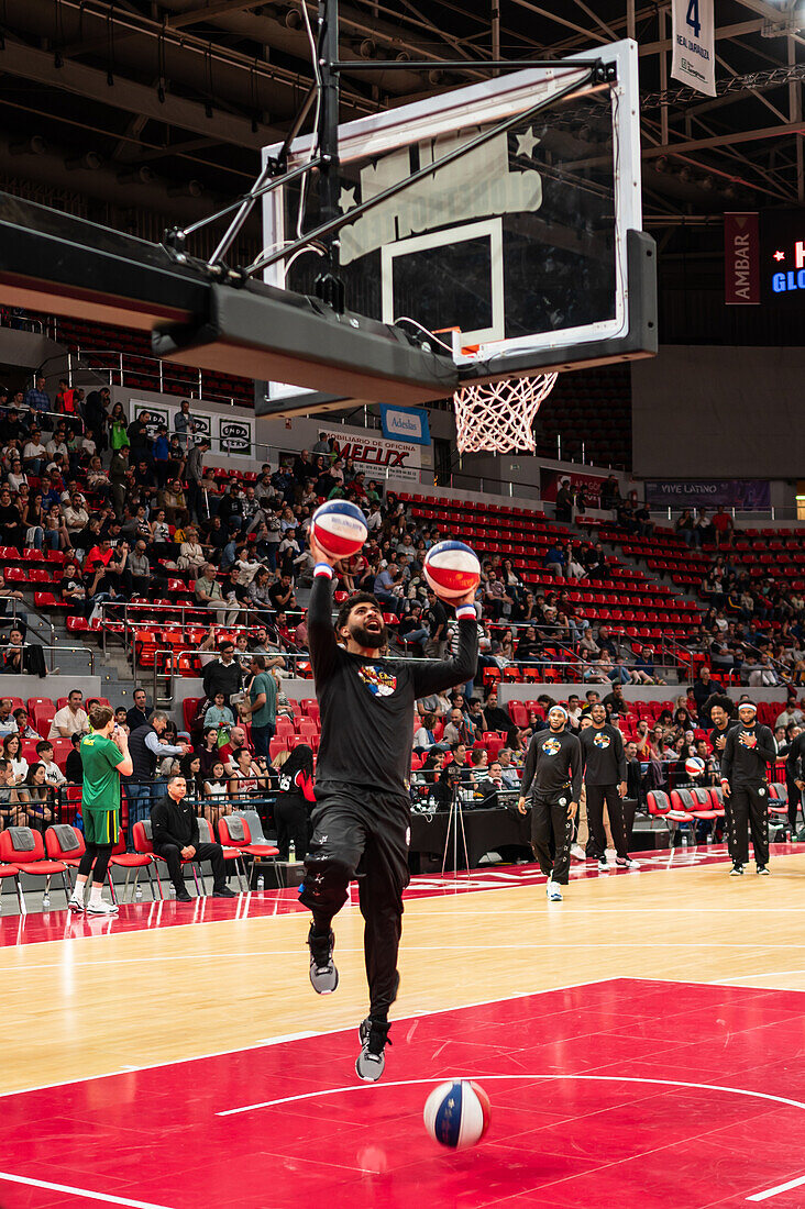 Die Harlem Globetrotters treten im Prinz-Felipe-Pavillon in Zaragoza, Spanien, auf