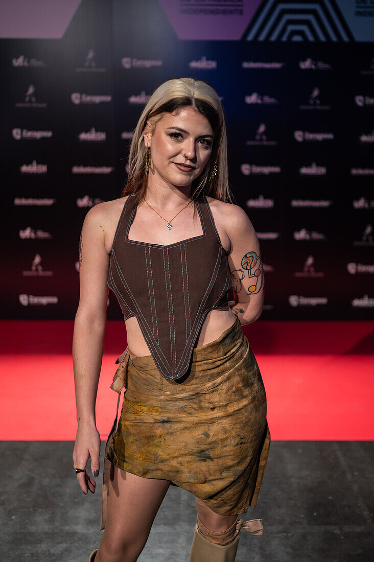 Alba Reche, Gewinnerin der Preise für den Song des Jahres, die beste elektronische Aufnahme und die beste Musikproduktion, tritt live bei den MIN Independent Music Awards 2024 in Zaragoza, Spanien, auf