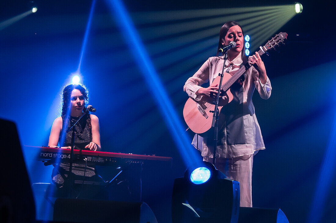 Valeria Castro, Gewinnerin der Preise für den besten Nachwuchskünstler und das beste Roots-Musik-Album, tritt live bei den MIN Independent Music Awards 2024 in Zaragoza, Spanien, auf.