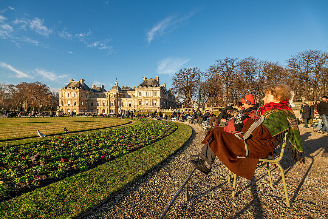 Besucher genießen einen sonnigen Winternachmittag im Luxembourg Palace and Gardens.