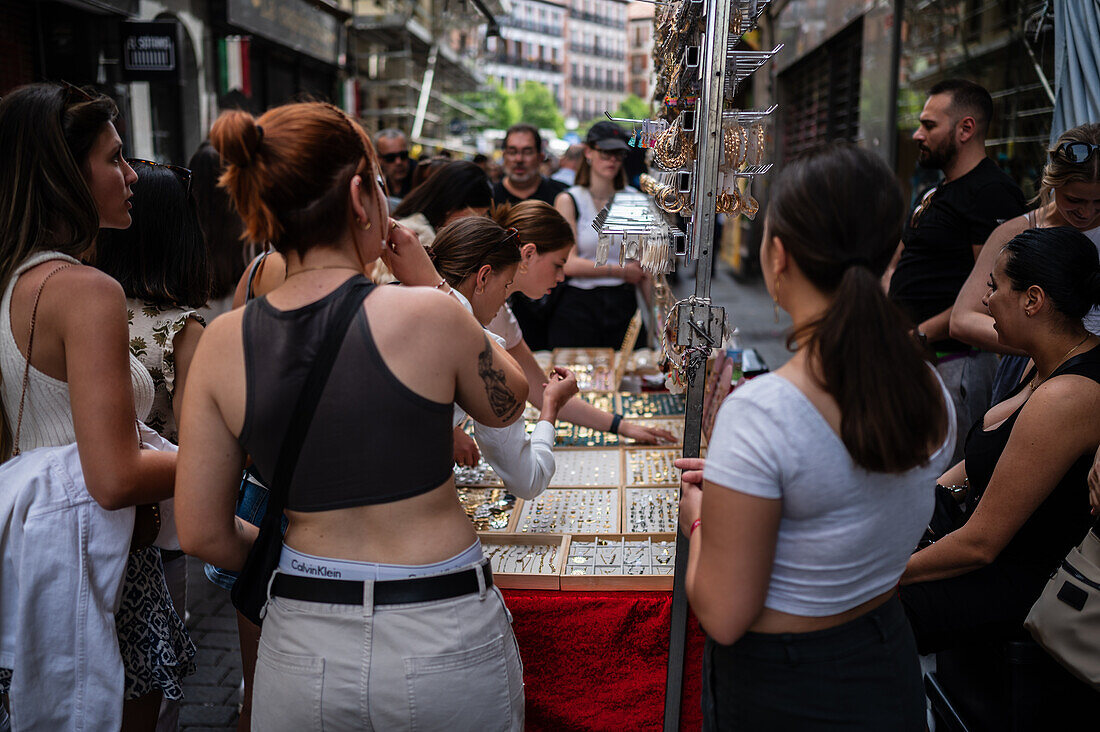 El Rastro in La Latina, Madrids ältester und berühmtester Straßenmarkt, Spanien