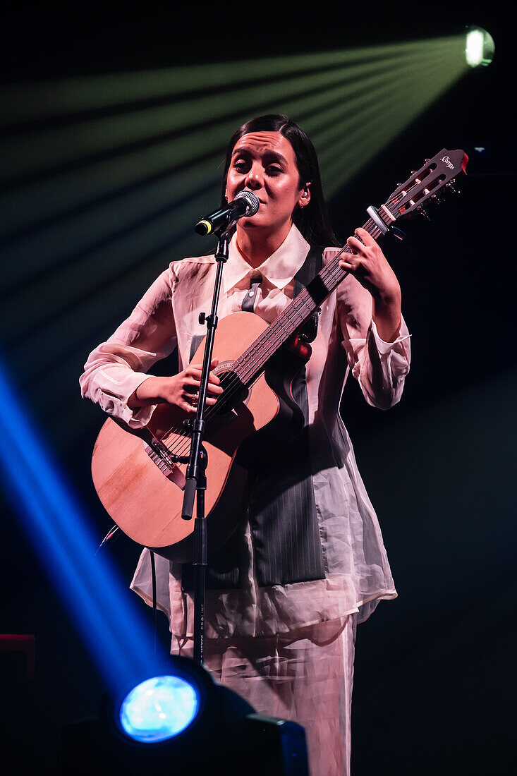 Valeria Castro, Gewinnerin der Preise für den besten Nachwuchskünstler und das beste Roots-Musik-Album, tritt live bei den MIN Independent Music Awards 2024 in Zaragoza, Spanien, auf.