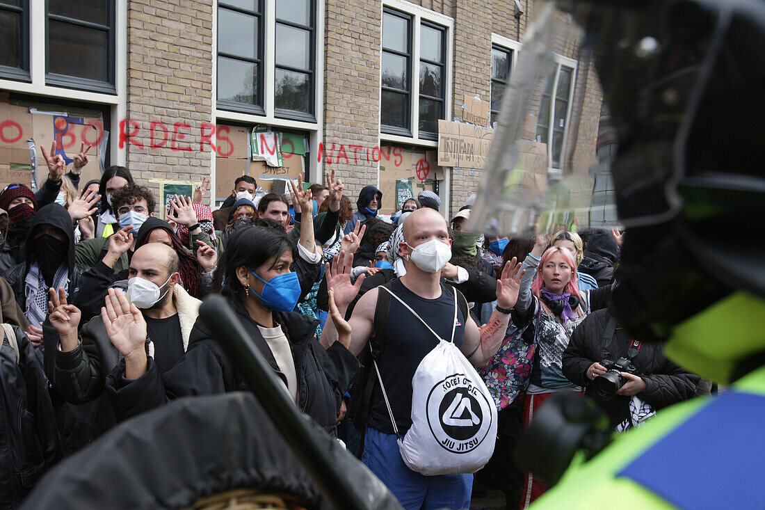 Niederländische Anti-Riot-Polizei durchbricht Barrikaden, die von pro-palästinensischen Studenten errichtet wurden, die gegen den anhaltenden Konflikt zwischen Israel und den Palästinensern an der Universität von Amsterdam protestieren, am 8. Mai 2023 in Amsterdam, Niederlande.