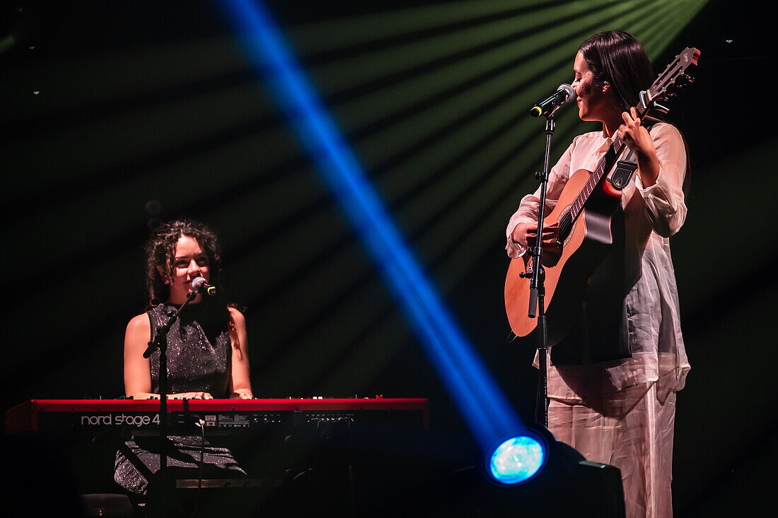 Valeria Castro, Gewinnerin der Preise für den besten Nachwuchskünstler und das beste Roots-Musik-Album, tritt live bei den MIN Independent Music Awards 2024 in Zaragoza, Spanien, auf.