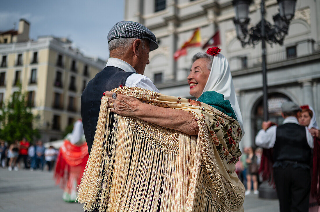 Ältere Tänzerinnen und Tänzer tanzen die traditionellen Chotis während der San-Isidro-Feierlichkeiten in Madrid, Spanien