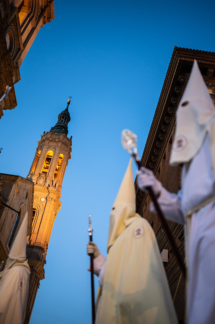 Prozession zur Verkündigung der Karwoche, die den Beginn der neun Tage der Passion auf der Plaza del Pilar in Zaragoza, Spanien, symbolisiert