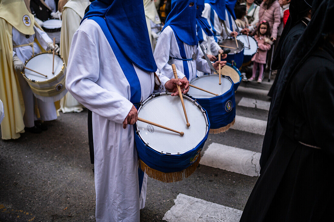 Prozession zur Verkündigung der Karwoche, die den Beginn der neun Tage der Leidenschaft symbolisiert Zaragoza, Spanien