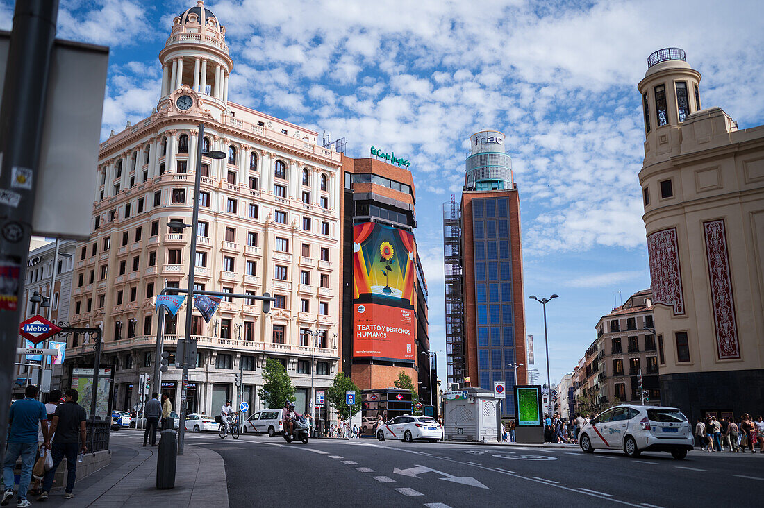 Straßen und Gebäude der Gran Via, Madrid, Spanien