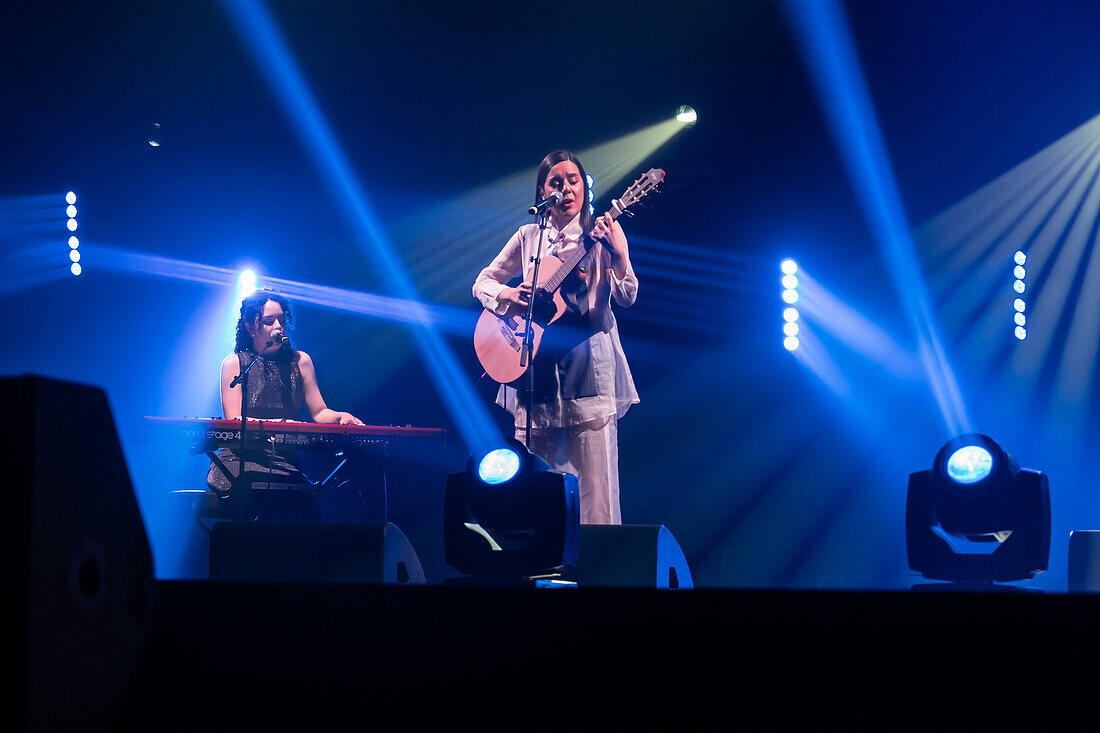 Valeria Castro, Gewinnerin der Preise für den besten Nachwuchskünstler und das beste Roots-Musik-Album, tritt live bei den MIN Independent Music Awards 2024 in Zaragoza, Spanien, auf.