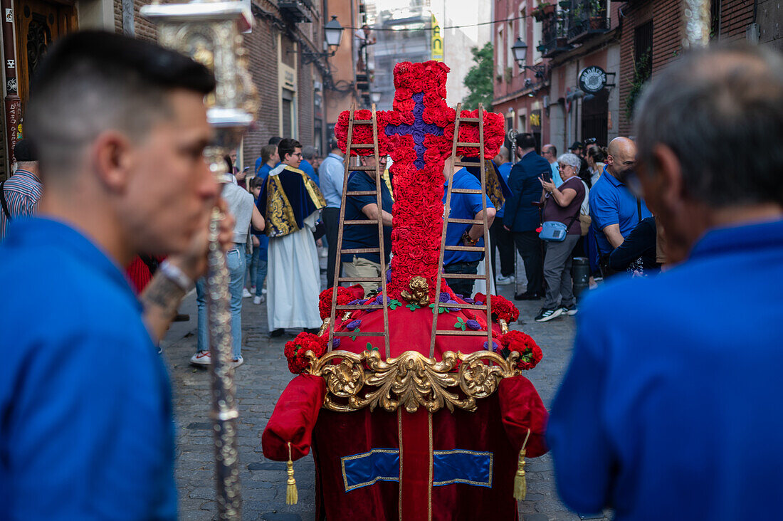 Zehnte Abfahrt des Cruz de Mayo, der Maikreuzprozession der Bruderschaft Jesus el Pobre, Madrid, Spanien.