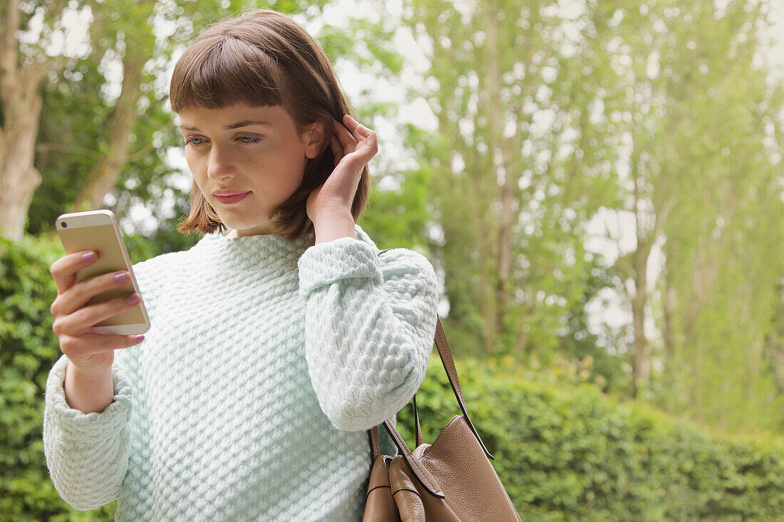 Teenager-Mädchen benutzt Smartphone im Freien