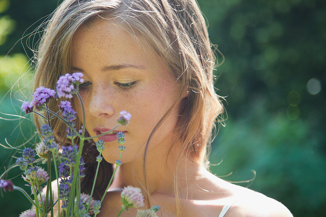 Junge Frau hält Blumen, Nahaufnahme