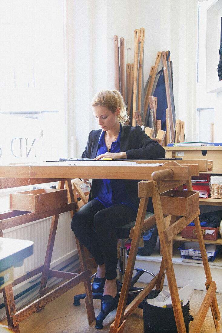 Frau bei der Arbeit im Stickereistudio