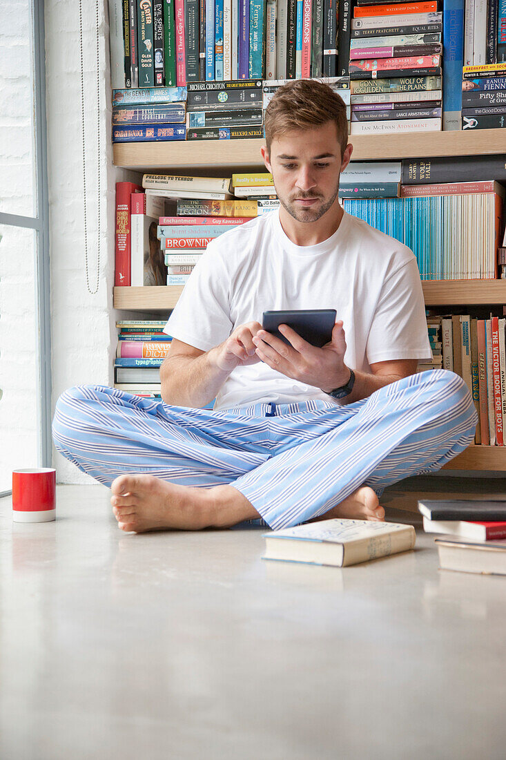 Mann benutzt digitales Tablet zu Hause