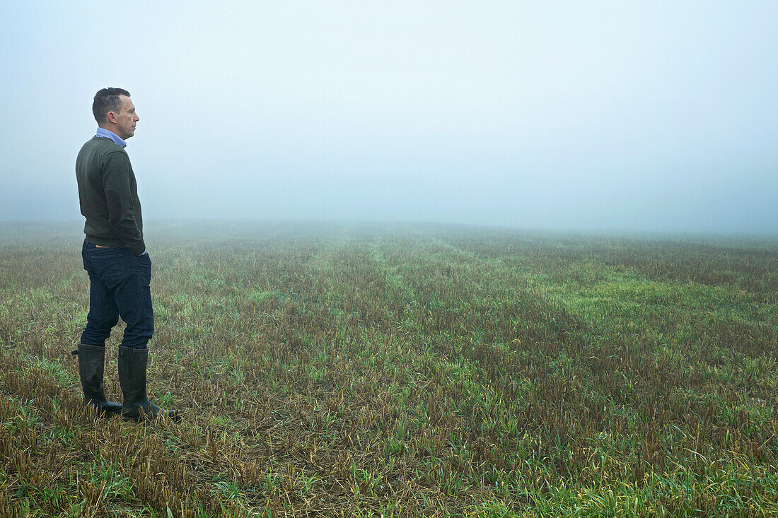 Mann auf einem Feld stehend