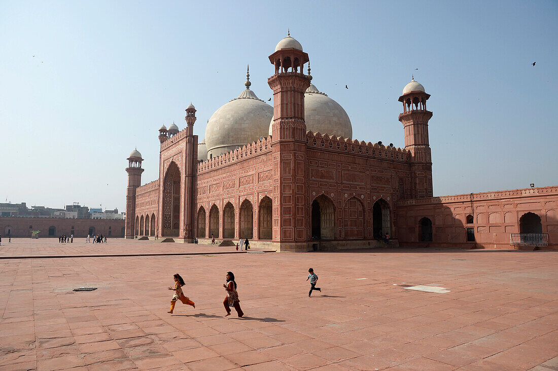 Pakistan,Lahore,Kinder spielen im Innenhof der großen Badshahi-Moschee,Moghol-Architektur aus dem 17. Jahrhundert,die Zwillingsschwester der Jama-Moschee in Delhi