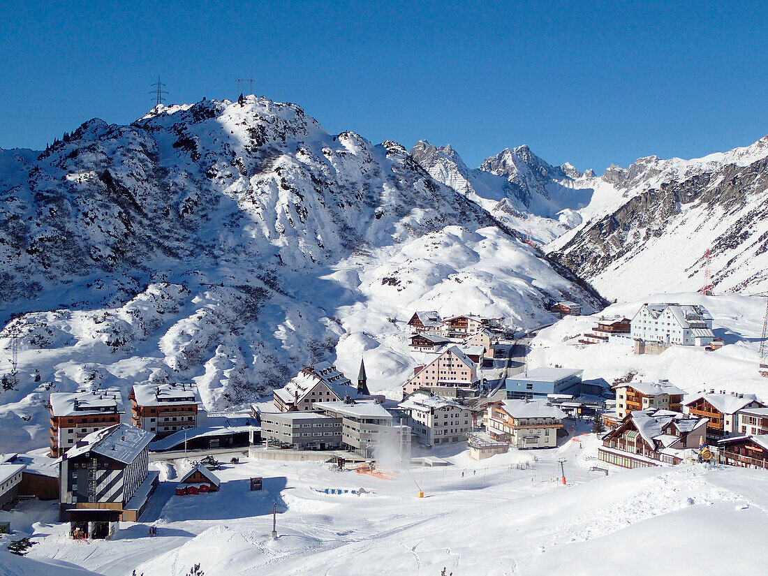 Österreich,Tirol,Dorf und Skigebiet von Sankt Christoph am Arlberg unter dem Schnee