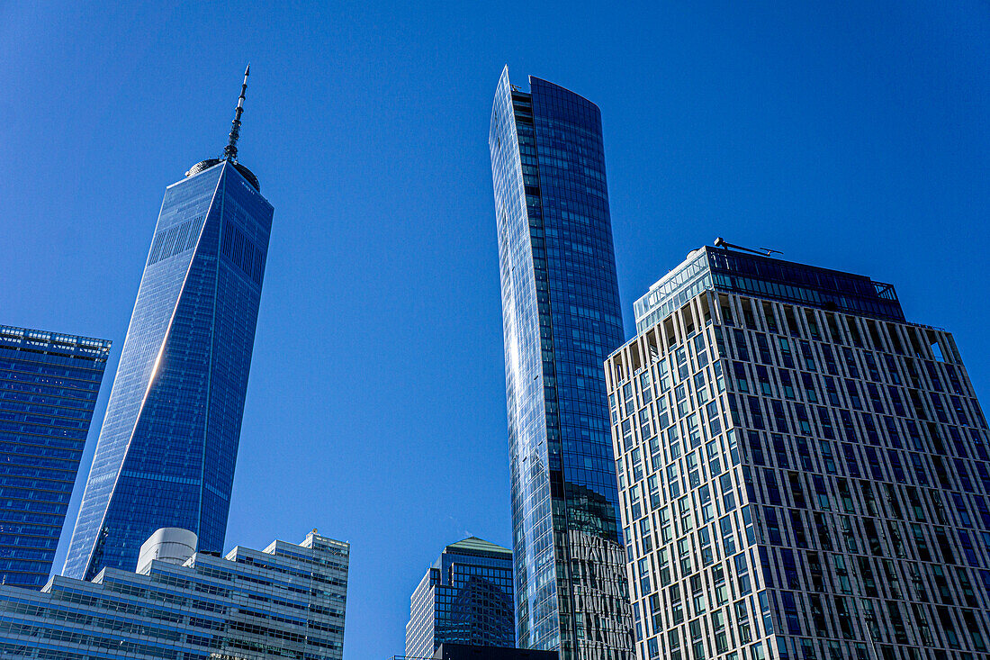 Tiefblick auf das Stadtbild mit 1 World Trade Center (links) und 111 Murray Street (rechts), New York City, New York, USA