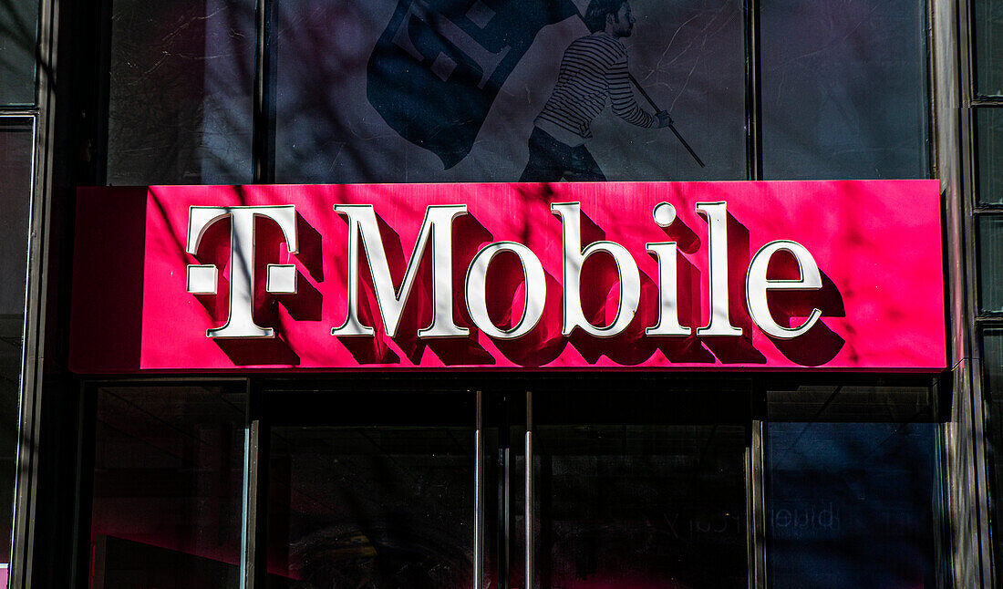 Schild des T-Mobile-Geschäfts, New York City, New York, USA