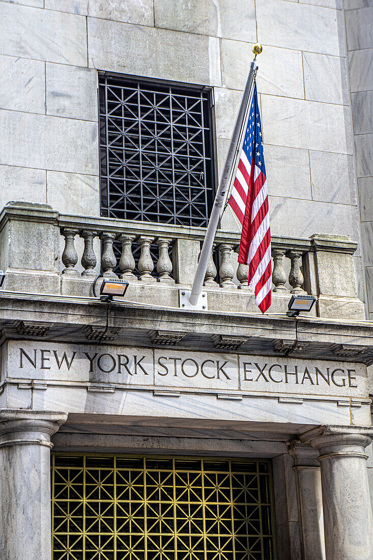 New York Stock Exchange, Außenansicht, Detail mit amerikanischer Flagge, Financial District, New York City, New York, USA