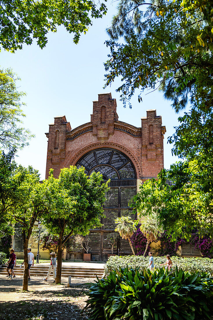 BARCELONA,SPANIEN - 2. JUNI 2019: Blick auf das Umbraculum des Ciutadella-Parks.