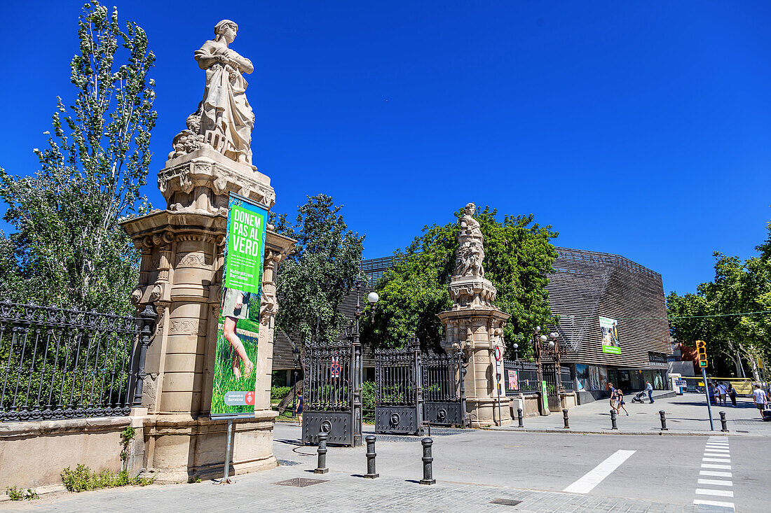 Barcelona, Spanien - 2. Juni 2019: Eingang zum Ciutadella-Park in Barcelona, Spanien.